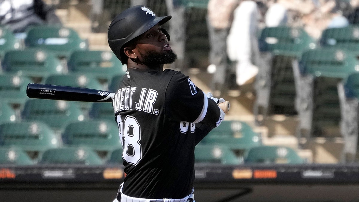 White Sox's Luis Robert benched for jogging out grounder; team falls to  7-21 after allowing 10 runs in seventh