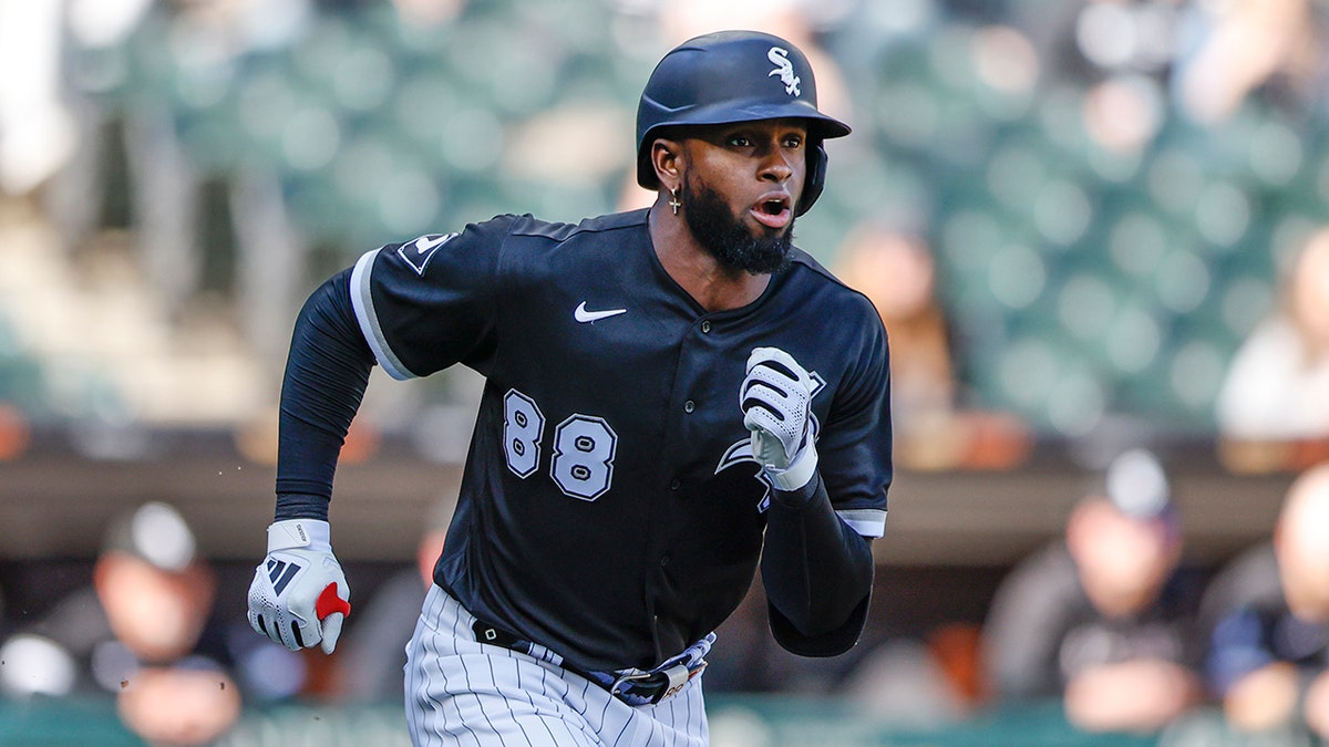 White Sox's Luis Robert benched for jogging out grounder; team
