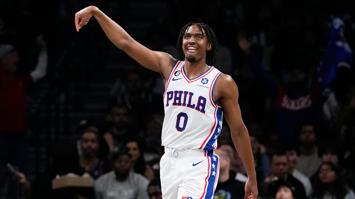 Tyrese Maxey celebrating shot