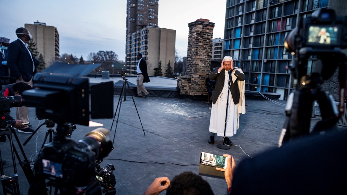 Ahmed Jamal praying