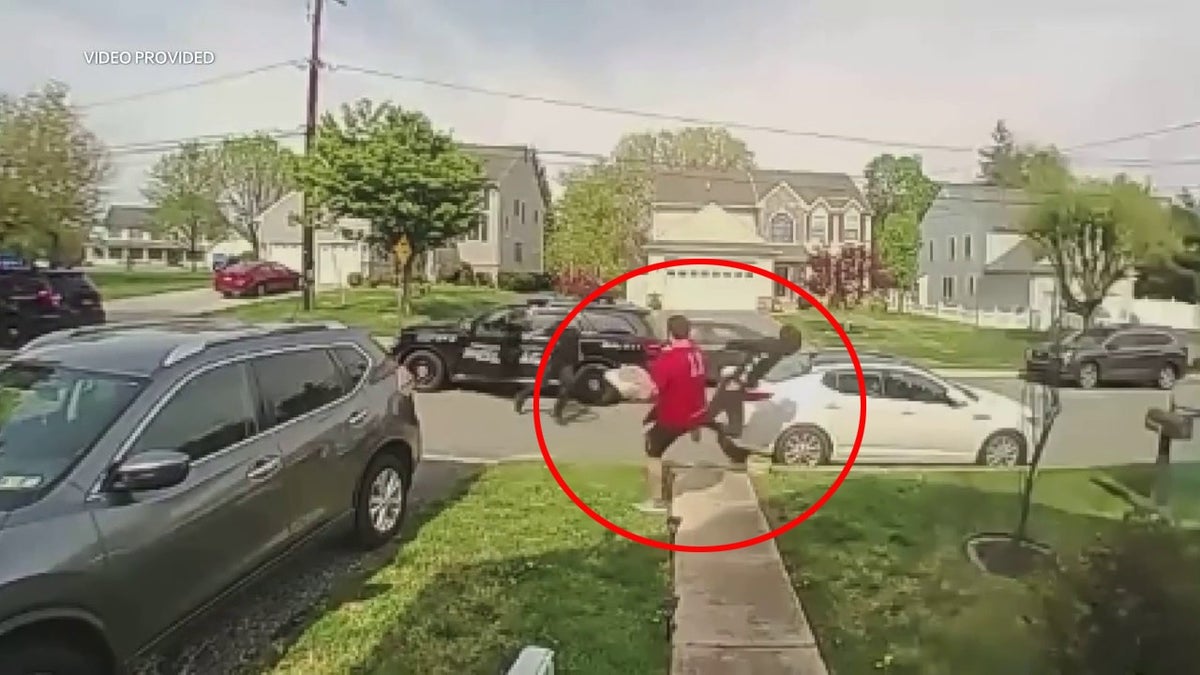 pizza delivery man trips suspect