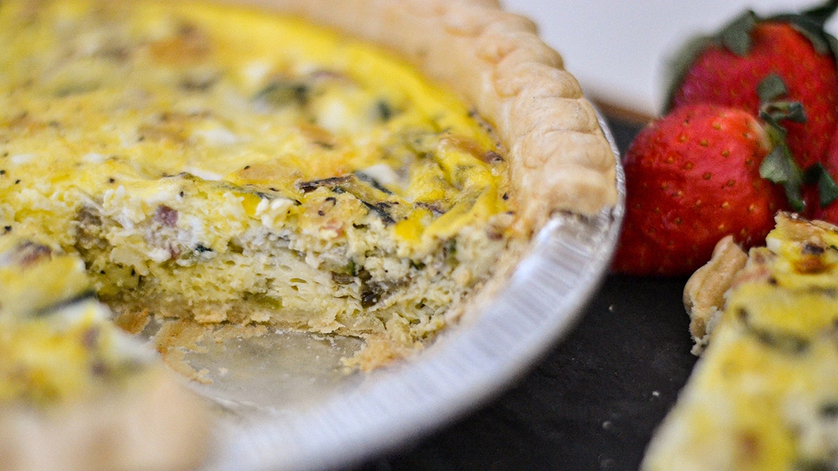 quiche en una sartén