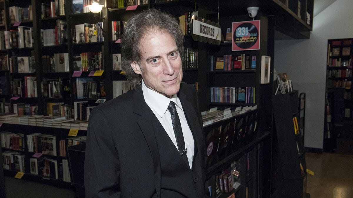 Richard Lewis posing in a bookstore