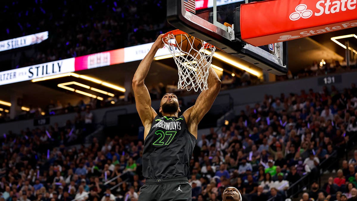 Rudy Gobert dunking