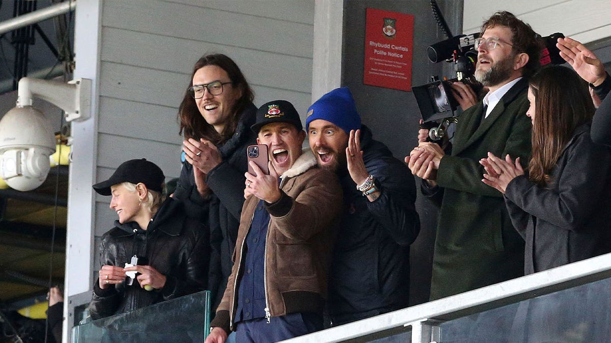 Ryan Reynolds, Rob McElhenney at game