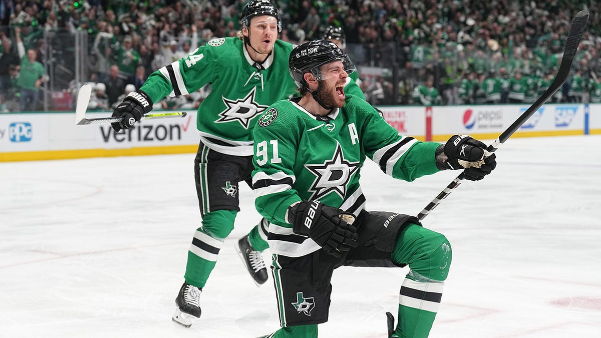 Tyler Seguin celebrates