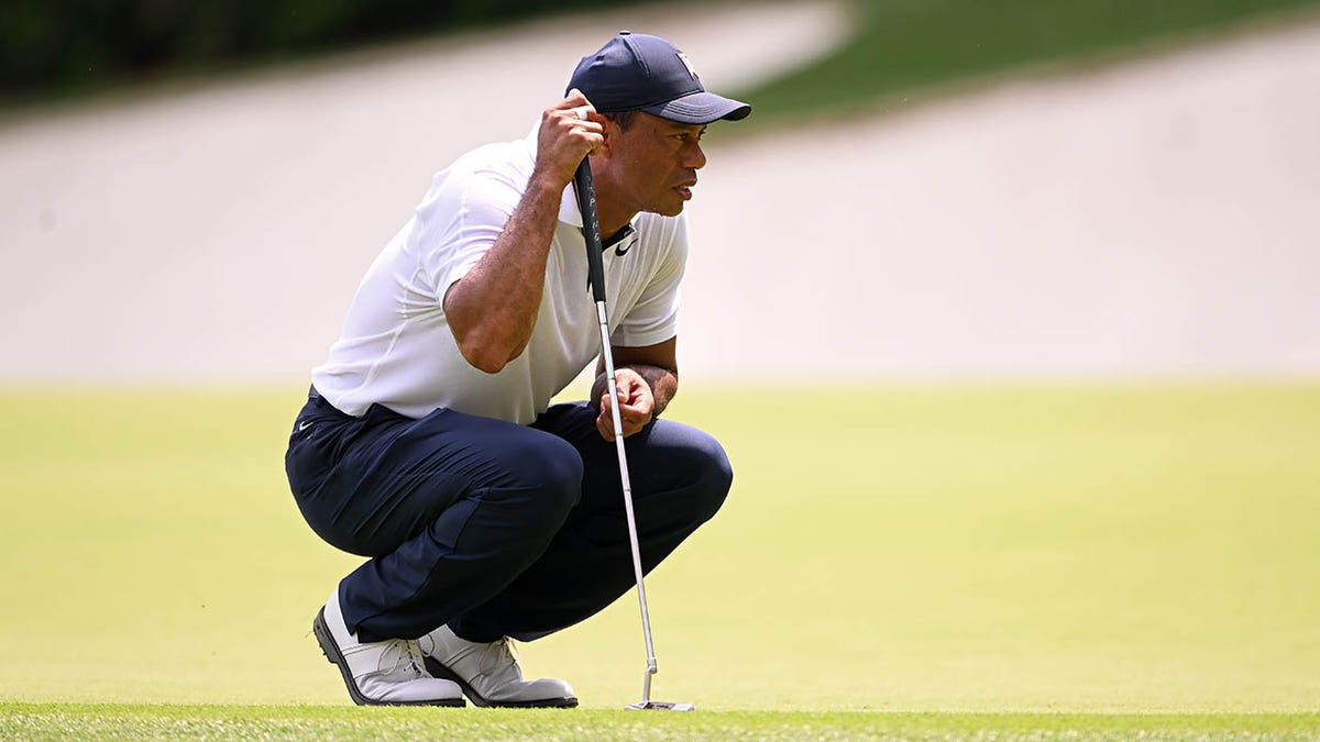 Tiger putting at masters