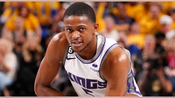 Kings star De'Aaron Fox doubtful for Game 5 with fractured finger on shooting hand: report