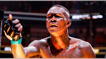 Israel Adesanya gives iconic celebration after knocking out Alex Pereira to win back UFC belt