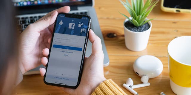 facebook ponsel pintar