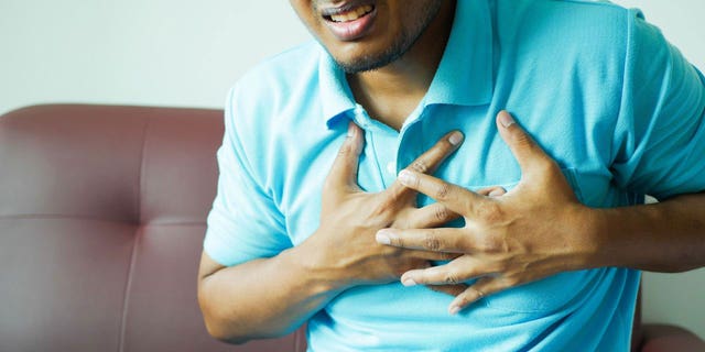 Orang dengan alat pacu jantung harus menjauhkan perangkat Apple mereka dari dada mereka, perusahaan memperingatkan.