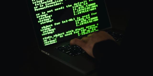 جهاز كمبيوتر محمول مع رمز على الشاشة.