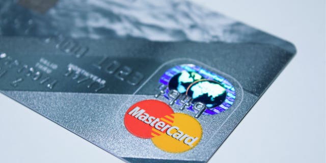 Foto logo MasterCard di bagian depan kartu kredit.