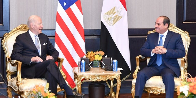 El presidente de los Estados Unidos, Joe Biden, se reúne con el presidente egipcio, Abdel Fattah el-Sisi, en Sharm el-Sheikh, Egipto, el 11 de noviembre de 2022. 