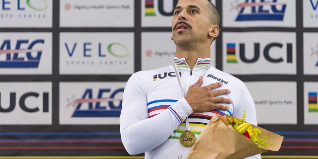 Campeonato mundial de ciclismo en pista UCI Masters - Sesión de la mañana: Ceremonia de entrega de premios de contrarreloj masculino 40-44 en el Velo Sports Center en Carson, California, EE. UU., el 24 de septiembre de 2022. 