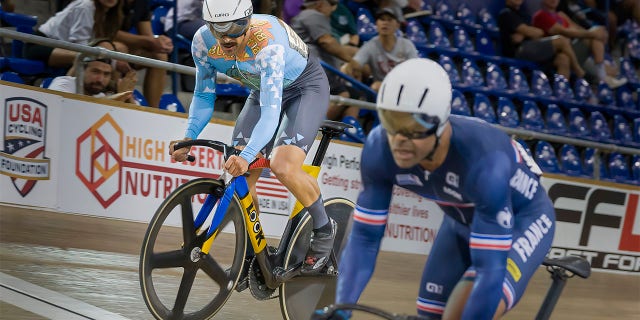 Campeonato Mundial de Ciclismo en Pista UCI Masters - Sesión Nocturna: Semifinal de Sprint Masculino 40-44 en el Velo Sports Center en Carson, California, EE. UU. el 25 de septiembre de 2022. 