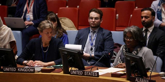 La embajadora de Estados Unidos ante las Naciones Unidas, Linda Thomas-Greenfield, se sienta con los embajadores del Reino Unido y dos albaneses en una reunión del Consejo de Seguridad de la ONU.  20 de febrero de 2023. (Reuters) / Mike Segar