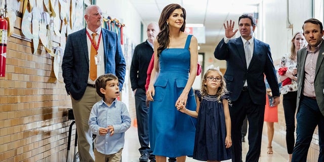 الحاكم رون ديسانتيس والسيدة الأولى كيسي ديسانتيس وأطفالهم يزورون مدرسة هايوود الابتدائية في 13 أبريل 2023.