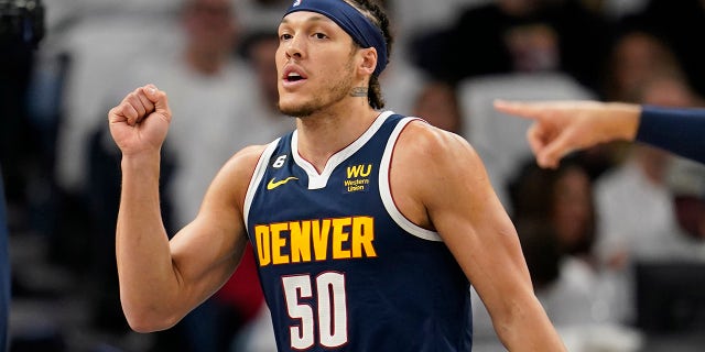 Aaron Gordon soyunma odasına geri dönüyor.
