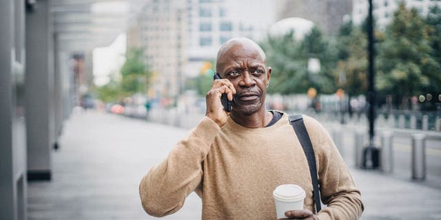 Un hombre contesta el teléfono y se da cuenta de que está siendo estafado por estafadores de voz.
