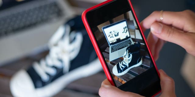Facebook Marketplace vs. OfferUp: ¿Quién gana? 6 zapatos en el telefono