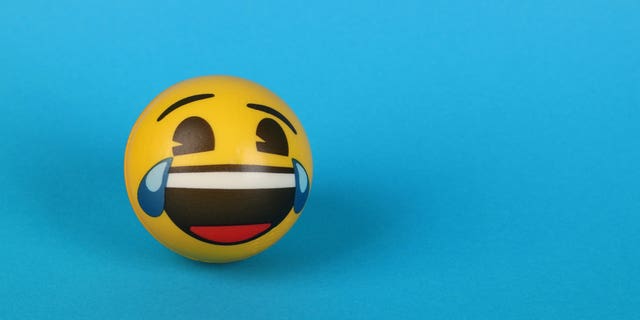 Emoji yang menangis-tertawa mungkin tidak selalu berarti apa yang Anda pikirkan.