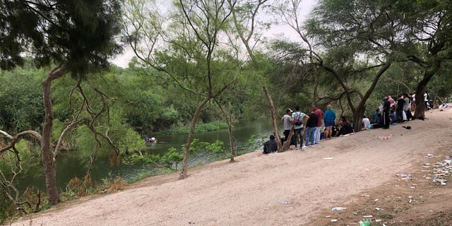 489adbe1 Fire 2 - Mexico migrant camp tents set ablaze across Texas border