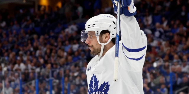 Auston Matthews celebra su gol