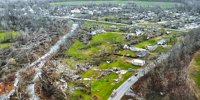 Foto ini disediakan oleh Patroli Jalan Raya Negara Bagian Missouri dan diambil dengan drone saat mengamati kerusakan akibat tornado yang melanda Missouri tenggara Rabu pagi, 5 April 2023.