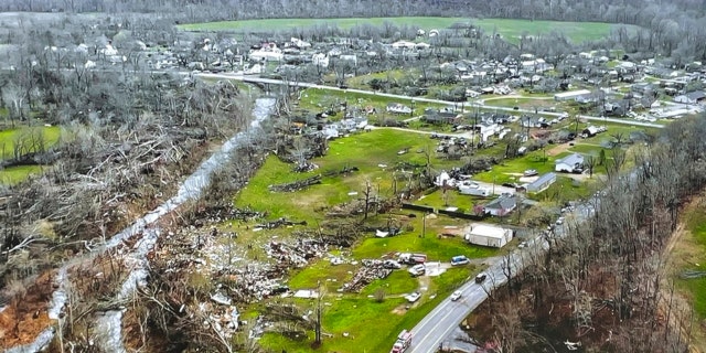 Foto ini disediakan oleh Patroli Jalan Raya Negara Bagian Missouri dan diambil dengan drone saat mengamati kerusakan akibat tornado yang melanda Missouri tenggara Rabu pagi, 5 April 2023.
