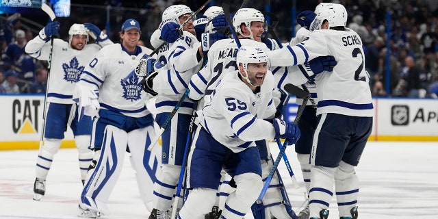 Los Maple Leafs celebran su victoria en la serie