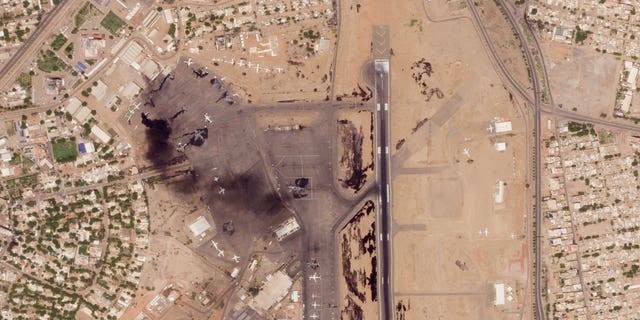 Una imagen satelital muestra un avión dañado en el Aeropuerto Internacional de Jartum en Sudán.  Según los informes, los combates continuaron en la capital sudanesa el martes a pesar de los esfuerzos internacionales para negociar una tregua entre dos facciones rivales de generales.