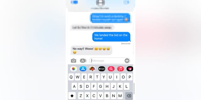 Farklı gülen emojiler, çeşitli mutluluk düzeylerini ifade edebilir.