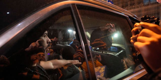 Andrew Tate es liberado de la prisión romana y puesto bajo arresto domiciliario 8 Andrew Tate fue desalojado de un centro de detención policial en Bucarest, Rumania, luego de ser liberado de prisión el viernes 31 de marzo de 2023. Tate, una personalidad divisiva de Internet que pasó meses en una prisión rumana bajo sospecha de crimen organizado y trata de personas, ha sido liberado de prisión, dijo un funcionario el viernes, y ganó una apelación para que su detención sea reemplazada por arresto domiciliario.