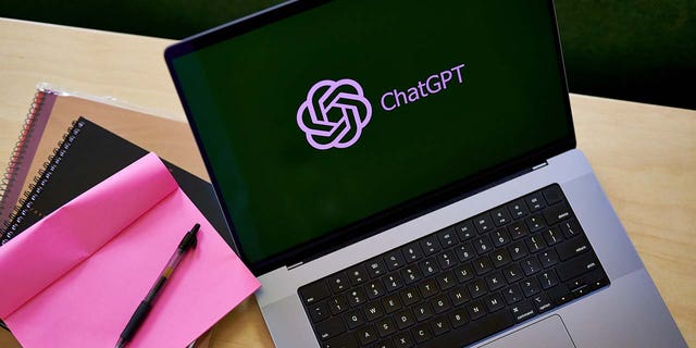 شعار ChatGPT على جهاز كمبيوتر محمول