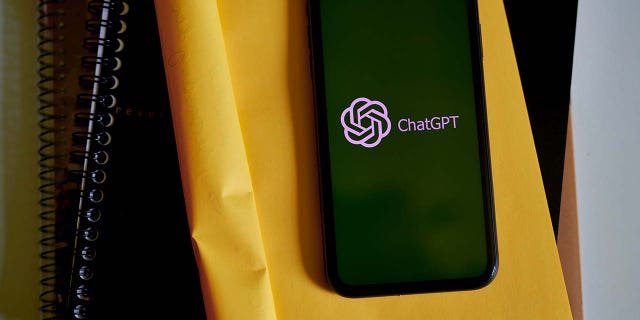 ساعدت الخوارزميات ونماذج التعلم الآلي ، مثل ChatGPT و Google's Bard ، الطلاب والمهنيين - على الرغم من أن التكنولوجيا تأتي مع تحذير حيث تسارع الحكومات في جميع أنحاء العالم إلى وضع اللوائح والمعايير.