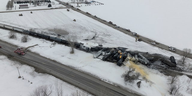 Un tren de BNSF que transportaba etanol y jarabe de maíz descarriló y se incendió en Raymond, Minnesota, el jueves 30 de marzo de 2023. 