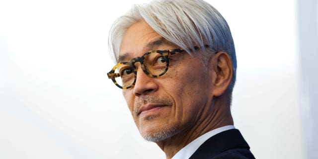 Muere el músico y compositor japonés Ryuichi Sakamoto tras una batalla contra el cáncer 4 El director Ryuichi Sakamoto posa durante una sesión fotográfica para la película "coda" En el 74º Festival de Cine de Venecia en Venecia, Italia, 3 de septiembre de 2017. El sello discográfico japonés Avex dice que Sakamoto, un músico que ha grabado para películas de Hollywood como "El último emperador" Y "producir," Él murió. A la edad de 71 años. Falleció el 28 de marzo, según el comunicado emitido el domingo 2 de abril de 2023.