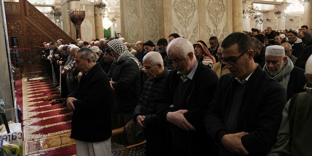 Palestinski vjernici mole se tijekom muslimanskog svetog mjeseca ramazana u kompleksu džamije Al-Aqsa nakon racije izraelske policije u starom gradu Jeruzalema, srijeda, 5. travnja 2023. 
