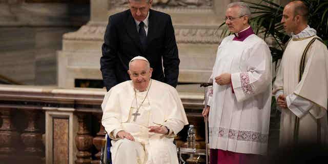 El Papa Francisco sale de la Basílica de San Pedro después de celebrar el Crisma en el Vaticano, el 6 de abril de 2023. El Papa Francisco no presidirá el evento del Vía Crucis del Viernes Santo a altas horas de la noche en Roma debido al clima helado.