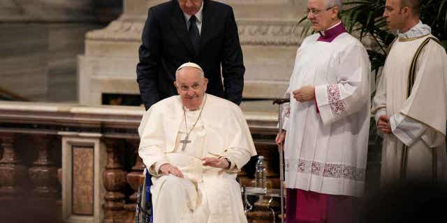 El Papa Francisco no presidirá el Vía Crucis a última hora de la noche del Viernes Santo debido al frío en Roma 4 El Papa Francisco sale de la Basílica de San Pedro después de celebrar el Crisma en el Vaticano, el 6 de abril de 2023. El Papa Francisco no presidirá el evento del Vía Crucis del Viernes Santo a altas horas de la noche en Roma debido al clima helado.