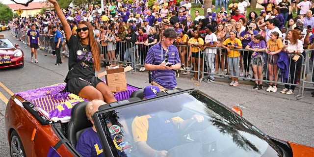 El alero de LSU, Angel Reese, saluda a los fanáticos mientras el equipo de baloncesto universitario femenino campeón nacional de la NCAA desfila en el campus de Baton Rouge, Luisiana, el miércoles 5 de abril de 2023.
