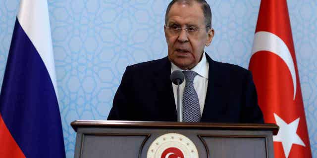 Un diplomático dijo que Rusia podría retirarse del acuerdo en tiempos de guerra para permitir la exportación de grano ucraniano a los mercados mundiales. 4 El Ministro de Relaciones Exteriores de Rusia, Sergei Lavrov, habla durante una conferencia de prensa conjunta con el Ministro de Relaciones Exteriores de Turquía, Mevlut Cavusoglu, después de sus conversaciones, en Ankara, Turquía, el 7 de abril de 2023. Lavrov anunció recientemente que Rusia extendió el acuerdo para permitir las exportaciones de granos de Ucrania por otros 60 días.
