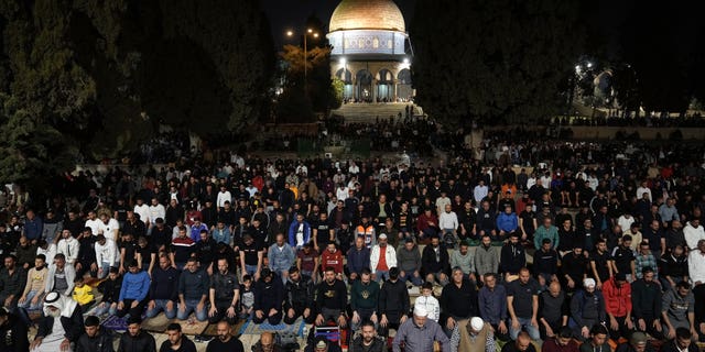 Para jamaah Palestina tampil "tarawih," doa ekstra panjang yang diadakan selama bulan suci Ramadhan, di samping Dome of Rock di kompleks Masjid Al-Aqsa di Kota Tua Yerusalem, Sabtu, 8 April 2023.