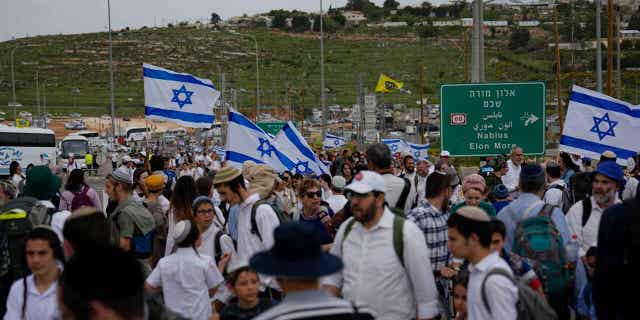 Miles de israelíes marchan tras el asesinato de un niño palestino de 15 años en Cisjordania ocupada 4 La gente marcha hacia el puesto avanzado de Eviatar cerca de Tapuah Junction, Cisjordania, el 10 de abril de 2023. Los colonos judíos encabezaron la marcha hacia Eviatar, un puesto avanzado no autorizado en el norte de Cisjordania que fue despejado por el gobierno israelí en 2021.