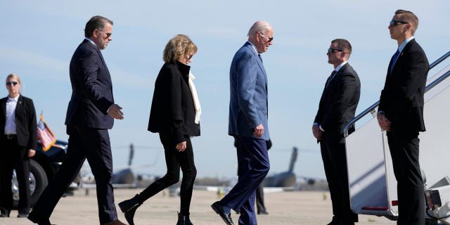 Presiden Joe Biden berjalan ke Air Force One, Selasa, 11 April 2023, bersama putranya Hunter Biden, kiri, dan saudara perempuannya Valerie Biden di Pangkalan Angkatan Udara Andrews, Md.