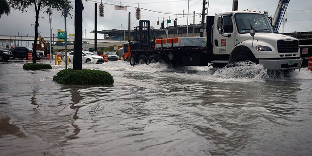 La salida 2 de MacArthur Causeway se inunda sobre la carretera y hacia la acera durante una tormenta, el miércoles 12 de abril de 2023, en Miami. 