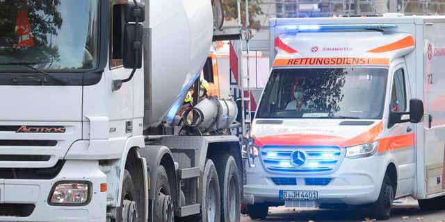 Vozilo s miješalicom za beton stoji na cesti na kojoj je biciklist teško ozlijeđen u prometnoj nesreći s kamionom u Berlinu, Njemačka, 31. listopada 2022. Njemački tužitelji utvrdili su da prosvjednici protiv klime nisu odgovorni za smrt biciklista.