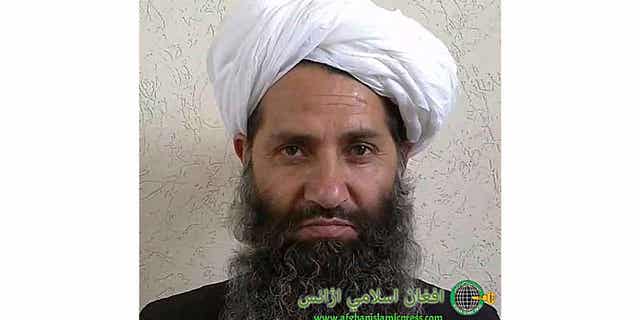 Vođa afganistanskih talibana Mawlawi Hibatullah Akhundzada pozira za portret na ovoj fotografiji iz 2016. Talibanski vrhovni vođa rekao je 12. travnja 2023. u rijetkoj audio poruci podijeljenoj na društvenim medijima da će Afganistan biti uništen bez pravde.