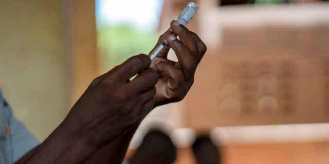 Adopción de una nueva vacuna contra la malaria para niños pequeños en Ghana 4 Funcionarios de salud se preparan para administrar una de las primeras vacunas del mundo contra la malaria en un programa piloto en Tomale, el 11 de diciembre de 2019. Ghana es el primer país en aprobar una nueva vacuna contra la malaria para niños, dijo la Universidad de Oxford el 13 de abril de 2023.